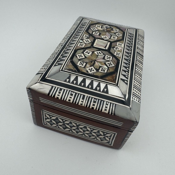 Intricate Black and‎ White Decorative Trinket Box - Picture 11 of 11